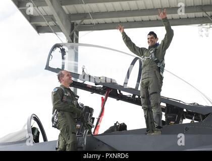 Stellvertretender Vorsitzender Buster Gibson der Shoshone-Paiute Stämme der Duck Valley Indian Reservation lächelt breit nach seiner Ausrichtung Flug, 16. Juni 2017, am Mountain Home Air Force Base, Idaho. Bevor er fliegen konnte, ging er durch ungefähr fünfeinhalb Stunden der Vorbereitung. Stockfoto