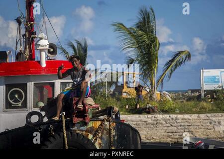 Ein Eingeborener von betio Inseln posiert für ein Foto während der Übung Koa Moana 17 Atoll Tarawa, Kiribati, 13. Juni 2017. Koa Moana 17 ist so konzipiert, dass Theater, die Sicherheit zu verbessern, Strafverfolgungsbehörden und Infanterie Ausbildung in der pazifischen Region, um Interoperabilität mit Partnerstaaten zu verbessern. Stockfoto
