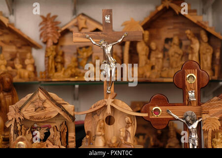 Christliche Symbole für den Verkauf in einem Souvenirshop in der Altstadt Ost Jerusalem Israel Stockfoto