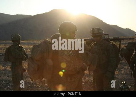 Marines mit Golf Company, 2.Bataillon, 25 Marines, 4 Marine Division, Marine Reserve, bereiten Palette 400 bei Sonnenaufgang während der integrierte Ausbildung Übung 4-17 bei Marine Air Ground Combat Center, Twentynine Palms, Kalifornien, 18. Juni 2017 zu beginnen. Bereich 400 ist ein groß angelegtes, live-Fire, die Marines von Golf Company bot die Gelegenheit, in das Bataillon und Geschwader zu Zug-große Einheiten. Stockfoto