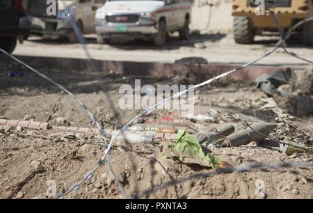 Panzerfäusten außerhalb der Perimeter eines irakischen Sicherheitskräfte patrouillieren Base in Mosul, Irak, 18. Juni 2017 festzulegen. Beraten und unterstützen Teams ermöglichen partnered Kräfte ISIS zu besiegen, durch Bereitstellung von Schulung und Beratung mit militärischen operativen Planung, Manöver, Intelligenz und Unterstützung aus der Luft auf dem Schlachtfeld. CJTF-OIR ist die globale Koalition zu besiegen ISIS im Irak und in Syrien. Stockfoto