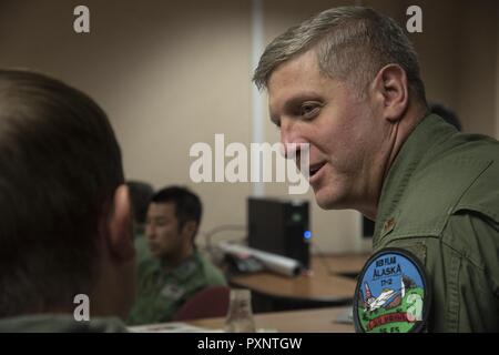 Us Air Force Maj. Rex Basset, die 51St Fighter Wing assistant director of Operations aus Osan Flughafen, Korea, diskutiert Pläne mit Piloten während der roten Fahne - Alaska 17-2, 12. Juni 2017, bei Eielson Air Force Base, Alaska. Vor dem Flug, Piloten sammeln die Ziele, Rollen und Flug Taktiken für eine Mission zu diskutieren. Stockfoto