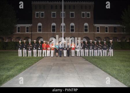 John Frascotti, Mitte links, Präsident, Hasbro Marken und US Marine Corps Generalleutnant Rex C. McMillian, Mitte rechts, Commander, U.S. Marine Corps Forces finden und Marine Northern Command, für ein Foto mit Marines und Gäste beim abendlichen Parade bei Marine Barracks Washington, Washington, D.C., 2. Juni 2017 darstellen. Abend Paraden sind als Mittel zur Einhaltung der hohen Beamten statt, verehrte Bürger und Förderer des Marine Corps. Stockfoto