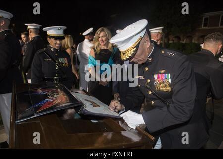 Us Marine Corps Generalleutnant Rex C. McMillian, Commander, U.S. Marine Corps Forces finden und Marine Northern Command Zeichen ein Gästebuch bei einem abendlichen Parade bei Marine Barracks Washington, Washington, D.C., 26. Mai 2017. Abend Paraden sind als Mittel zur Einhaltung der hohen Beamten statt, verehrte Bürger und Förderer des Marine Corps. Stockfoto