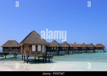 Bungalows über dem Wasser auf den Malediven Stockfoto