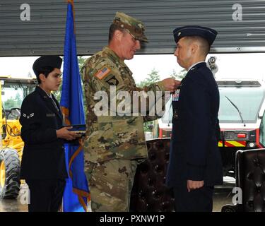 Oberst Daniel Morgan, JBLM Joint Base Garrison Commander, Links, präsentiert ausgehende 627CES Kommandant Oberstleutnant Michael Francis mit der Army Commendation Medal während der 627 CES Ändern des Befehls Zeremonie, bei McChord Feld, Joint Base Lewis-McChord, WA am 8. Juni 2017. Stockfoto