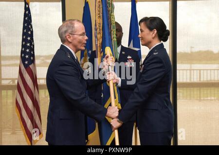 Generalmajor Bob LaBrutta, 2 Air Force Commander, übergibt die Guidon zu oberst Debra Vogt, 81st Training Wing Commander, die während eines Befehls Zeremonie an der Bay Breeze Event Center Juni 2, 2017, auf Keesler Air Force Base, Fräulein die Zeremonie ist ein Symbol der Befehl von einem Kommandanten zum nächsten ausgetauscht werden. Lovette übernahm das Kommando über die 81Th TRW von Col. Michele Edmondson. Stockfoto