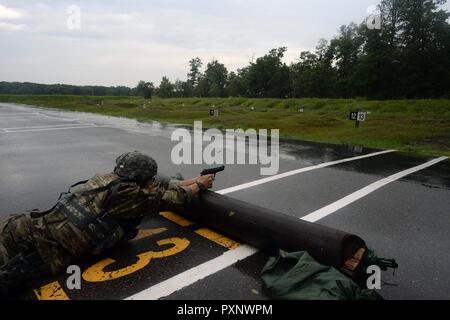 Spc. Phillip Flint, ein infanterist mit B der Firma des Maryland Army National Guard, 1.BATAILLON, 175 Infanterie Regiment, engagiert sich Ziele auf der Bekämpfung der Pistole Qualifikation Kurs beim Konkurrieren in der 2017 Army National Guard besten Krieger Wettbewerb im Camp Ripley, Minn., Dienstag, 18. Juli 2017. Der Wettbewerb ist eine geistig und körperlich anspruchsvollen 3-tägige Veranstaltung, dass Soldaten, die Tests auf einer Vielzahl von taktischen und technischen Fähigkeiten der Armee Guard Soldat zu ermitteln und noncommissioned des Jahres. Die Gewinner ziehen in die Abteilung der Armee am besten Krieger Wettbewerb zu konkurrieren, Stockfoto