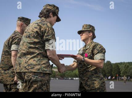 Us Marine Corps Col. Julie L. Nethercot, ausgehende kommandierender Offizier für die Officer Candidate School (OCS) Hände schüttelt mit Generalmajor Loretta Reynolds, Kommandierender General des US Marine Corps Netzwerkbetrieb und Sicherheit den Befehl, die während eines Befehls Zeremonie an der Marine Corps Base Quantico, Virginia, 3. Juni 2017 statt. Die Zeremonie wurde auf Befehl Übergang von Nethercot gehalten, ausgehende kommandierender Offizier für OCS zu oberst Ahmed T. Williamson, eingehende kommandierender Offizier. Stockfoto