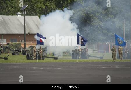 Artillerie ist für Ehren zu US Marine Corps Generalmajor Loretta Reynolds abgefeuert, Kommandierender General des US Marine Corps Netzwerkbetrieb und Sicherheit den Befehl, die während eines Befehls Zeremonie an der Marine Corps Base Quantico, Virginia, 3. Juni 2017 statt. Die Zeremonie Befehl Übergang wurde von Oberst Julie L. Nethercot gehalten, ausgehende kommandierender Offizier für OCS zu oberst Ahmed T. Williamson, eingehende kommandierender Offizier. Stockfoto