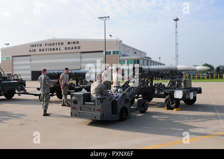 Flieger vorbereiten Raketen auf F-16 Fighting Falcons auf der Flightline Juni 14, 2017 180 Der Ohio Air National Guard Fighter Wing in Swanton, Ohio zu platzieren. Mitglieder der 180 FW bieten Schutz der Heimat, effektive Kampfkraft und National Guard der zivilen Behörden. Stockfoto