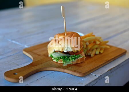 Ein Hamburger und Chips (Pommes frites) Vom in-house Deli, Re5, im vorderen Innenhof der Burg der Guten Hoffnung, Kapstadt, Südafrika. Stockfoto