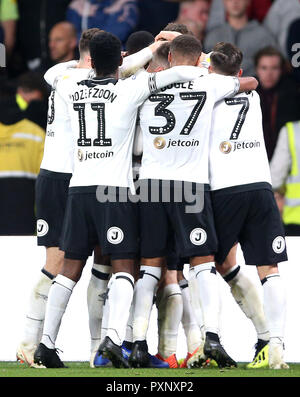 Von Derby County Jack Marriott (versteckte) feiert zählende zweite Ziel seiner Seite des Spiels mit Teamkollegen Stockfoto