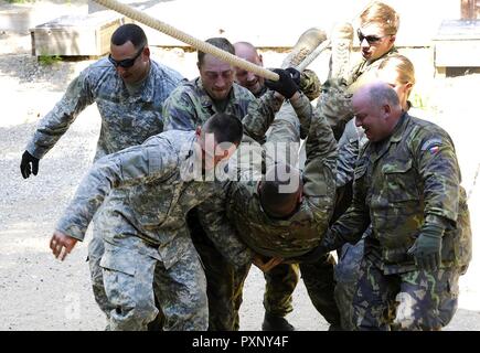 Ein Team von Soldaten der 754 . Chemical Company und die Tschechische Republik arbeiten zusammen, um durch einen Hindernisparcours in Fort Leonard Wood, Mo 50 - fünf Tschechischen service Mitglieder mit der Nebraska National Guard über den Sommer ausgebildet, die größte tschechische Gruppe zu manövrieren, in die Vereinigten Staaten seit dem Beginn der Partnerschaft Programm zu reisen. Stockfoto