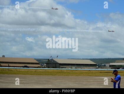 FORD ISLAND (3. Juni 2017) - Zwei Modell Flugzeuge fliegen tief hinter einer Start- und Landebahn auf Ford Island trailing Rauch an der Größte kleine Air Show Juni 3, 2017, im Pacific Aviation Museum. Als Teil der Gedenkfeier Aktivitäten für das 75-jährige Jubiläum der Schlacht um Midway, der Airshow Museum gab den Gästen die Möglichkeit, ein kleines reenactment von einigen der Schlachten vor der Küste von Midway Atoll zu sehen. Stockfoto