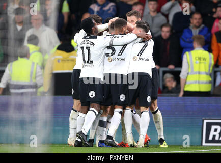 Von Derby County Jack Marriott (versteckte) feiert zählende zweite Ziel seiner Seite des Spiels mit Teamkollegen Stockfoto