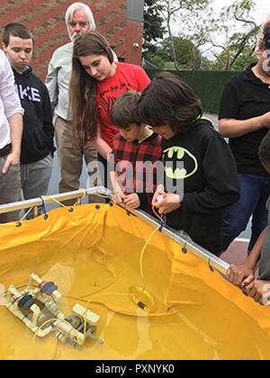 Die Schüler arbeiten mit SeaPerch unbemannte undersea Fahrzeuge und die Rogers High School SeaPerch Team während einer Familie Wissenschaft Nacht im Claiborne Pell Volksschule in Newport im Juni 2017 statt. SeaPerch ist einer der wichtigsten Educational Outreach Programme, für die die Naval Undersea Warfare Center Division Newport mit persönlicher Exzellenz Partnerschaft Flagship Award ausgezeichnet wurde. Stockfoto