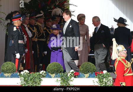 Königin Elizabeth II. und Prinz von Wales (Zweiter von rechts) mit König und Königin Maxima Willem-Alexander der Niederlande bei Horse Guards Parade, London, während der feierlichen Begrüßung zu Beginn des niederländischen Staates Besuch in Großbritannien. Stockfoto