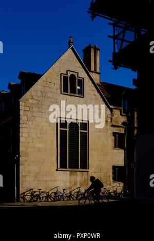 Eine silhouette Porträt der Radfahrer entlang der Trumpington Street, Cambridge, Großbritannien Stockfoto