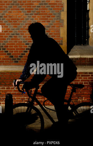 Die Silhouette eines Radfahrer entlang der St John's Road, Cambridge, UK Stockfoto