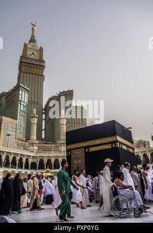 Mekka - ca. 2013 Blick auf muslimische Pilger umrunden die Kaaba vom Erdgeschoss von Haram Moschee in Mekka, Saudi-Arabien. Muslime auf der ganzen w Stockfoto