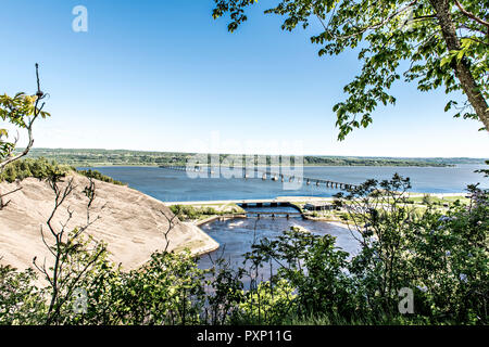 Lange Hängebrücke überspannt die St. Lawrence River zwischen Montmorency und der malerischen Insel Ile d'Orleans in Québec, Kanada. Stockfoto