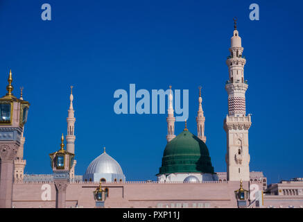 Außenansicht der Minarette und grüne Kuppel einer Moschee aus der Verbindung. masjid al Nabawi Minarett und grüne Kuppel in Madinah, Saudi-Arabien Stockfoto