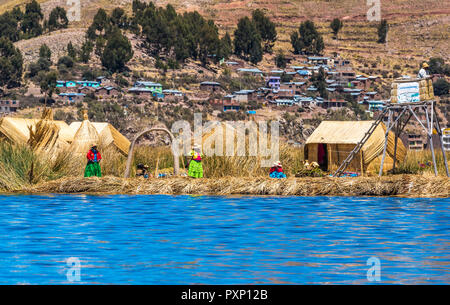 Uros schwimmende Inseln des Titicacasees, Peru, Südamerika Stockfoto