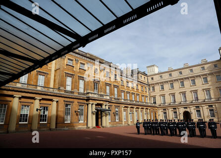 Gardisten stehen bereit, vor der Ankunft der Queen Elizabeth und König Willem-Alexander der Niederlande, zum Buckingham Palace in London bei seinem Staatsbesuch in Großbritannien. Stockfoto