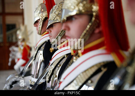 Gardisten stehen bereit, vor der Ankunft der Queen Elizabeth und König Willem-Alexander der Niederlande, zum Buckingham Palace in London bei seinem Staatsbesuch in Großbritannien. Stockfoto