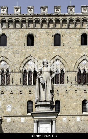 Italien, Toskana, Siena, Banca Monte dei Paschi di Siena, Palazzo Salimbeni Mit Statue des Kanonikers Sallustion Bandini Stockfoto