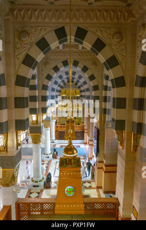 AL MADINA, Saudi-arabien - ca. 2014: Innen Blick von oben auf die Masjid Nabawi (nabawi Moschee) in Al Medina, Königreich Saudi-Arabien. Stockfoto