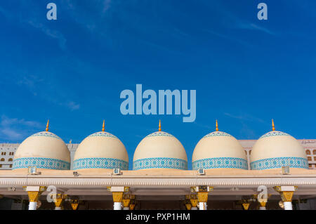 5 Kuppeln in der oberen Etage von nabawi Moschee in Medina, Königreich Saudi-Arabien entfernt. Stockfoto