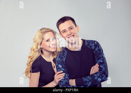 Junge romantische Paar ständigen zusammen Stockfoto