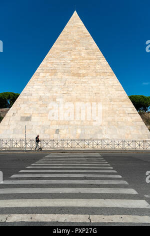 Die 1 centuary Pyramide des Cestius, das Grab von Gaius Cestius, einem römischen Magistrat. Im Bezirk Ostiense, Rom, Italien. Stockfoto