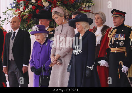 (Vorne von links nach rechts) Königin Elisabeth II., Königin Maxima der Niederlande und die Herzogin von Cornwall während ihrer zeremoniellen Herzlich Willkommen bei Horse Guards Parade in London. Stockfoto