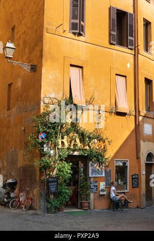 Eine farbenfrohe Bar an der Ecke der Via Del Cinque im Viertel Trastevere in Rom, Italien. Stockfoto