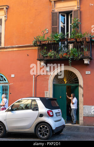 Straßenszene in der traditionellen, Trastevere Viertel von Rom in Italien. Stockfoto