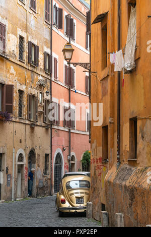 Alte Autos und bunten alten Häuser im Viertel Trastevere in Rom, Italien. Stockfoto