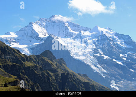 Die atemberaubende Berg Jungfrau und Gletscher, Schweiz mit Blick auf den Autofreien Ort Wengen. Ideal zum Wandern im Sommer oder im Winter und Skifahren Stockfoto