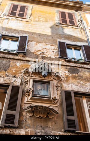 Eine Maddona schaut von der Fassade eines Hauses im Stadtteil Trastevere in Rom, Italien. Stockfoto