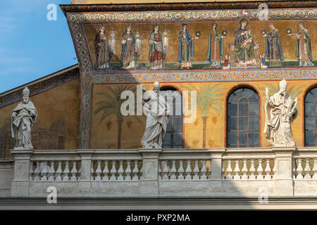 12. jahrhundert Mosaiken mit der Darstellung der Maddona und Kind auf der Fassade der Basillica von Santa Maria in Trastevere, einem der ältesten Kirchen in Rom. Tr Stockfoto