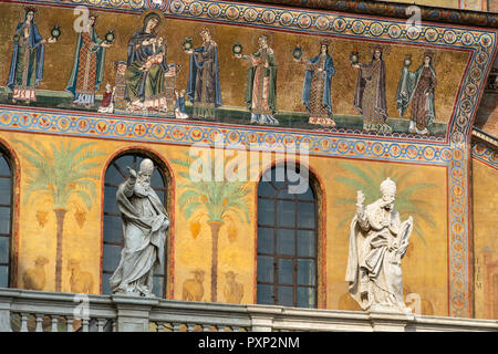 12. jahrhundert Mosaiken mit der Darstellung der Maddona und Kind auf der Fassade der Basillica von Santa Maria in Trastevere, einem der ältesten Kirchen in Rom. Tr Stockfoto