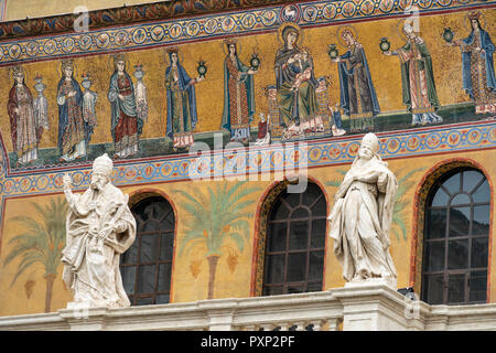 12. jahrhundert Mosaiken mit der Darstellung der Maddona und Kind auf der Fassade der Basillica von Santa Maria in Trastevere, einem der ältesten Kirchen in Rom. Tr Stockfoto