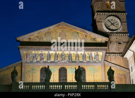 12. jahrhundert Mosaiken mit der Darstellung der Maddona und Kind auf der Fassade der Basillica von Santa Maria in Trastevere, einem der ältesten Kirchen in Rom. Tr Stockfoto