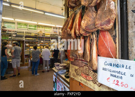 Schinken in der Tür hängen und ein Zeichen Werbung Guanciali, Schwein Backe, in einem traditionellen Delikatessen im Trastevere Viertel Roms, zentrale I Stockfoto