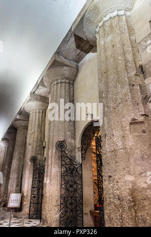 Interieur von Syrakus Duomo mit dorischen Säulen aus der ursprünglichen antiken griechischen Tempel, Sizilien, Italien. Stockfoto