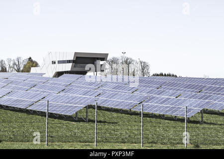 Solarcampus, Solarstromanlage bei Eberstalzell in Österreich, Solarenergie, alternative Energie, Erneuerbare, Forschung, Klima, Schutz, Macht, Pflanze, Stockfoto