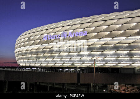 Deutschland, München, Fussballstadion, Allianz Arena,, erbaut 2002-2005, Architekten Herzog und de Meuron, Covertex Aussenhülle, Deutschland, München foo Stockfoto