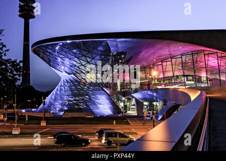 Deutschland, Bayern, BMW Welt in München bei Nacht, Deutschland, Bayern, BMW Welt in München bei Nacht München, Bmw, Welt, Welt, Architektur, Auto, autom Stockfoto